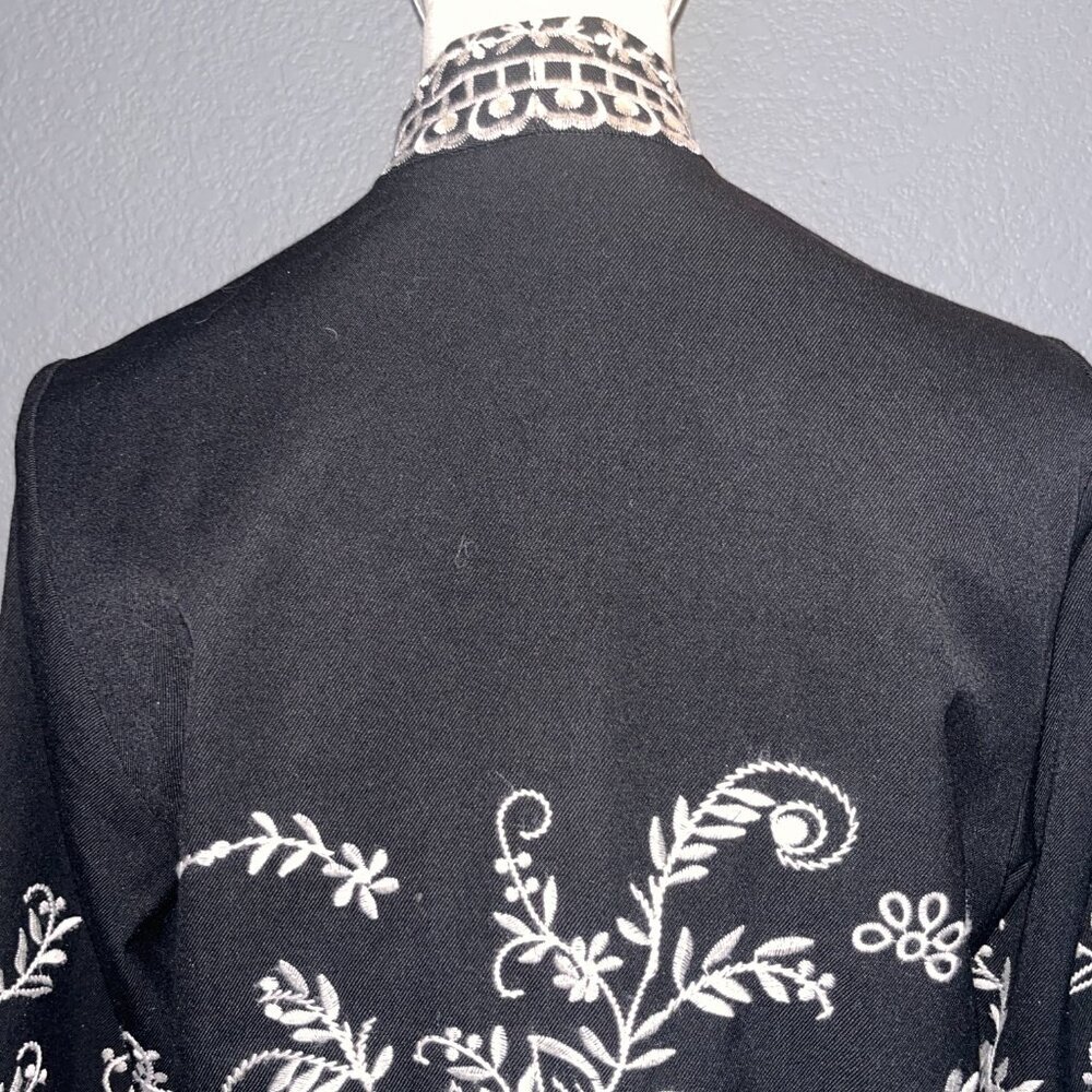 CHICO'S FULLY EMBOIDERED BLACK & WHITE KIMONO JACKET TOPPER - EUC - SIZE 0 = 4/6 - Picture 6 of 15